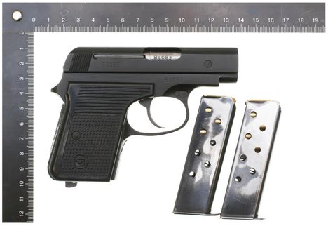 Timo Vornasen hallusta takavarikoidut CZ 92 6.35 Browning -pistooli ja kaksi lipasta.