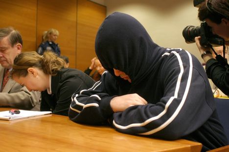 Janne Hyvönen paloittelumurhan oikeudenkäynnissä vuonna 2004.