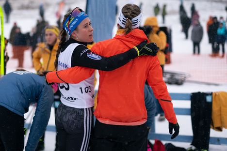Katharina Hennig (vas.) hiihtää tänäkin vuonna Oloksella.