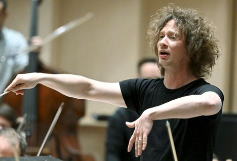 Santtu-Matias Rouvali työskentelee lontoolaisen Philharmonia-orkesterin ylikapellimestarina.