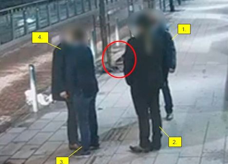 Vornanen ampui aseellaan maahan Bar Ihkun edessä huhtikuisena aamuyönä 2024. Vornasen mukaan kuvassa näkyvät miehet uhkasivat häntä.