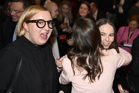 Iida Vallin (vas) on ollut vuosia Marinin sisäpiiriläinen. Hän toimi Marinin viestintäavustajana Marinin pääministerikaudella.