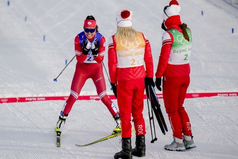 Venäjä juhli naisten 4x5 kilometrin viestikultaa Pekingin olympialaisissa 2022.