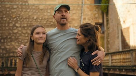 Tomin Timmy-veljeä näyttelee Bonusperhe-sarjassakin nähty Erik Johanson. Rakel Warmländer on Timmyn vaimo Maja ja Iris Herngren heidän tyttärensä.