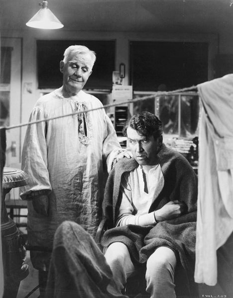 Henry Travers (vas.) ja James Stewart Ihmeellinen on elämä -elokuvassa.