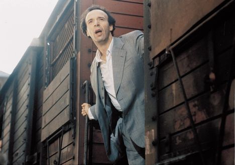 Roberto Benigni näyttelee pääosan ohjaamassaan elokuvassa Kaunis elämä.