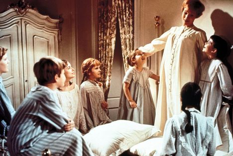Julie Andrewsin esittämä kotiopettajatar opettaa von Trappin sisarukset laulamaan The Sound of Music -elokuvassa.