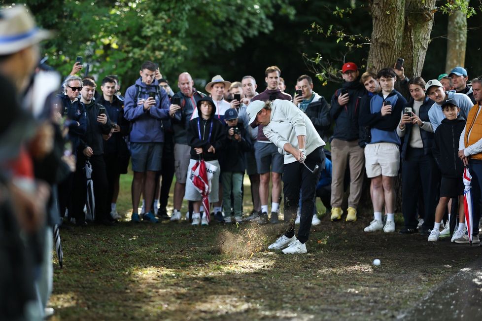 Oliver Lindell valmistautui syyskuussa puttiin PGA Championshipin kilpailussa Lontoon Wentworth Clubin kentällä.