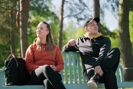 Tässä kuvassa on symboliikkaa: Julia ja Arttu eivät katso kohti yhteistä tulevaisuutta.