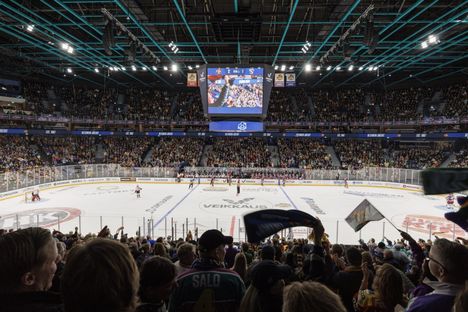 Jokerien vanha kotihalli, nykyinen Veikkaus-areena täyttyi yleisöstä lokakuun lopun JoKP-ottelussa.