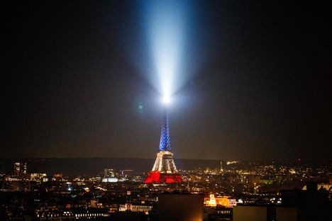 Pariisin Eiffel-torni on saanut terrorihyökkäyksen vuosipäivän merkeissä Ranskan trikolorilipun värejä toistavan valaistuksen.