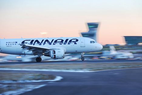 Finnairin Airbus A319 -lentokone laskeutui Helsinki-Vantaan kentälle vuonna 2016. Malli on Finnairin vanhimpia.