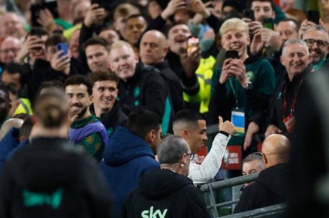 Irlantilaisfanit nauroivat Cristiano Ronaldolle.