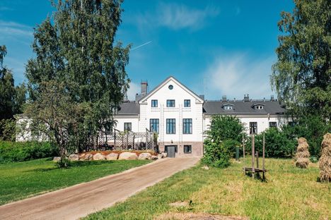 Osa Vain elämää -ohjelman taikaa on ollut Satulinnan kartano, jossa sarjaa on kuvattu vuosien ajan.