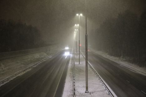 Liikenteessä täytyy perjantaina varautua sakeisiin lumisateisiin. Kuurot eivät kestä kauan, mutta lunta voi niiden aikana tupruttaa runsaasti.