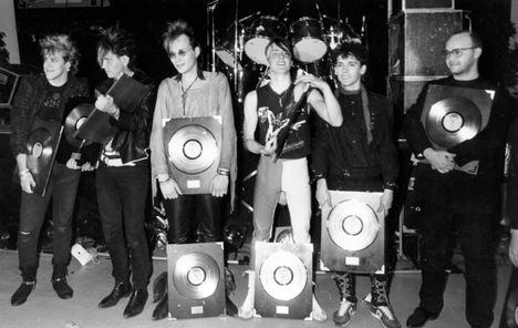 Lasse Norres (oik.) poseeraa Dingon jäsenten kanssa vuonna 1985.