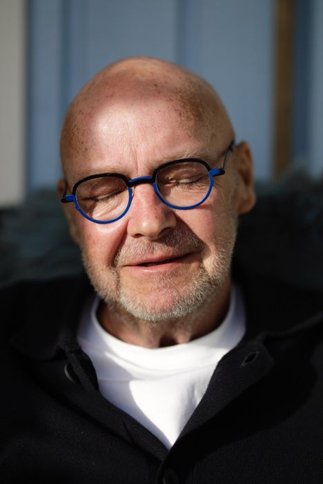 Lasse Norresksen elämäntyö on osa suomalaista kulttuurihistoriaa. Hänet kuvattiin kotipihallaan Vantaalla lokakuussa 2025.