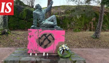 Sankarihautausmaan patsas töhrittiin punaisella väriaineella Helsingissä