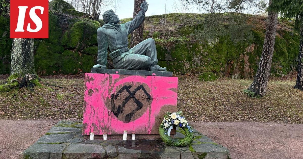 Sankarihautausmaan patsas töhrittiin punaisella väriaineella Helsingissä
