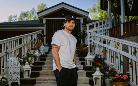 Artistien jutustelut ja esiintymiset on kuvattu Vain elämää -ohjelman viime kausilla Satulinnan navettaravintolan rakennuksessa. Se on aiempaa saunarakennusta huomattavasti suurempi.