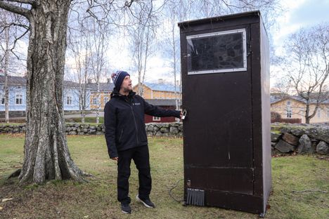 Varkaat hajottivat Rauman Pyhän Ristin kirkolle tuodun vajan aikaisemmin viikolla ja varastivat sieltä Mikko Kiviharjun videolaitteet. Kiviharju on ehtinyt korjata jäljet, mutta laitteet ovat edelleen kateissa. 