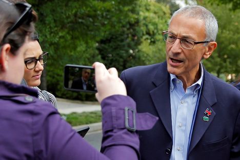 Hillary Clintonin kampanjapäällikkö John Podesta puhui toimittajille kotinsa ulkopuolella Washingtonissa lokakuussa 2016.