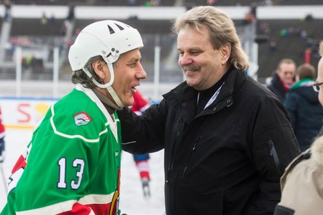 Veli-Pekka Ketola puhui kauniisti Pentti Matikaisen hautajaisissa. Kuvassa Ketoja ja Matikainen yhdessä SM-liigan Talviklassikon ulkoilmapelissä.