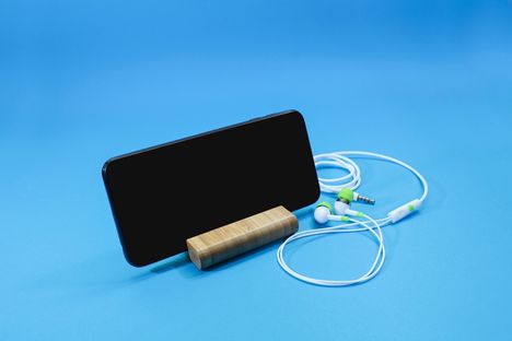 Kännykkäpidike voi olla kätevä esimerkiksi tiskatessa, neuloessa tai syödessä.