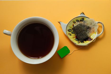 Pieni ja soma lautanen piristää teehetkeä ja pitää pöydän siistinä.