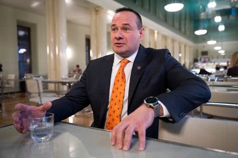 Mikko Polvinen kertoo, että ryhmästä erottamisen illalla ensiapua tarjosi Muru-terrierin rapsuttaminen kotisohvalla.