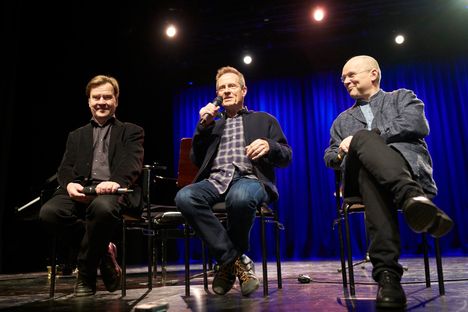 Jones (keskellä) piti vuoden 2017 Savoyn-konserttinsa yhteydessä lehdistötilaisuuden yhdessä säveltäjä Magnus Lindbergin (vas.) ja sellisti Anssi Karttusen (oik.) kanssa.