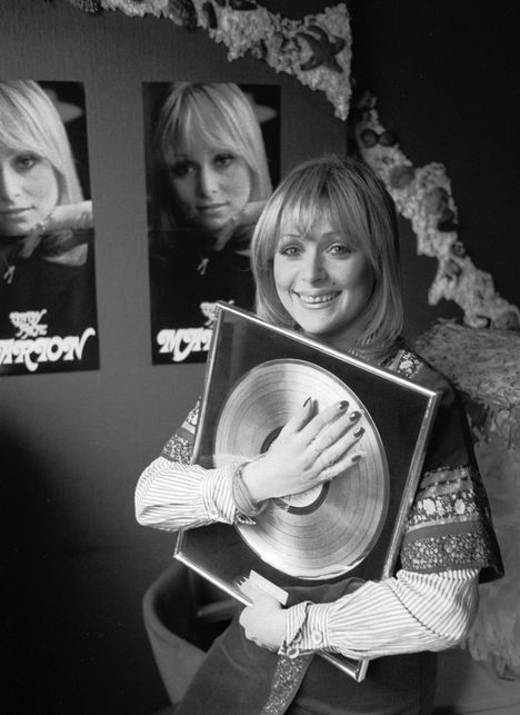 Marion Rung kultalevynsä kanssa huhtikuussa 1976.