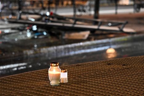 Bussiturmapaikalla oli kynttilöitä perjantai-iltana.