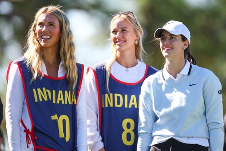 Miljoonien seuraama koripallotähti Caitlin Clark (oik.) oli kutsuttu tapahtumaan. Mukana olivat joukkuekaverit Lexie Hull ja Sophie Cunningham.