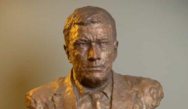 Sauli Niinistön veistos lytättiin – nyt puhuu kuvanveistäjä | Kulttuuri