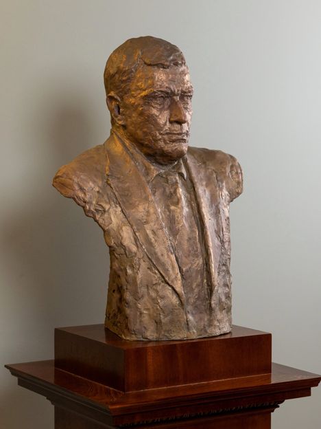 Kuvanveistäjä kertoi Ylelle, että tapaamiset Niinistön kanssa sujuivat leppoisasti vakavasta lopputuloksesta huolimatta.