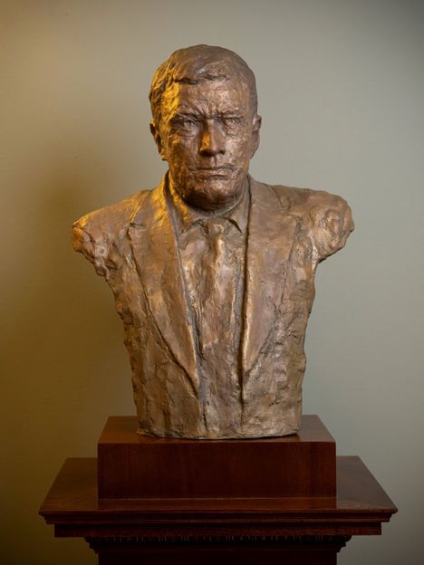 Kuvanveistäjä Matti Peltokangas halusi ikuistaa patsaaseen huolen, joka sävytti Niinistön presidenttikausia.