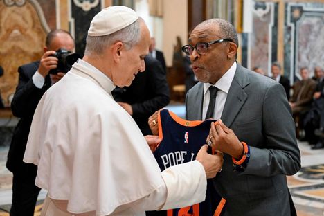 Spike Lee lahjoitti amerikkalaispaaville nimikoidun New York Knicksin pelipaidan. Leo on itse kotoisin Chigacosta.