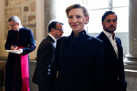 Cate Blanchett kuvattiin Vatikaanin Apostolisessa palatsissa paavi Leon tapaamisen jälkeen.