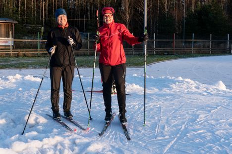 Helsinkiläiset Tuija Harakka (vasemmalla) ja Helena Tikkanen aloittivat vuosittaisen hiihtokautensa lauantaina.