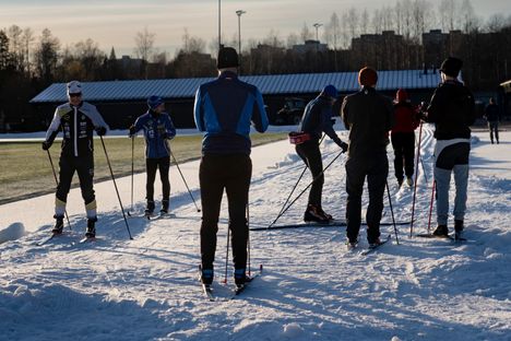 Lauantaina iltapäivällä Hakunilan ladunpätkällä sivakoi jo parisenkymmentä innokasta hiihtäjää.