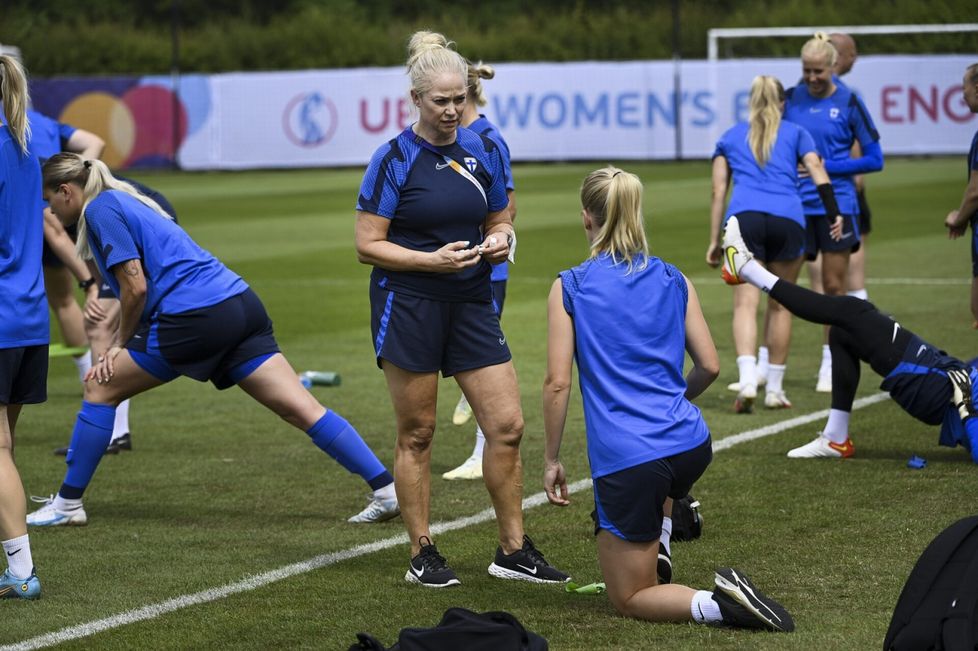 Pippa Laukka on toiminut Helmareiden, Suomen naisten jalkapallojoukkueen, maajoukkuelääkärinä. Kuvassa Laukka (keskellä) juttelemassa Adelina Engmanin kanssa harjoituksissa Buckinghamissa Englannissa heinäkuussa 2022.