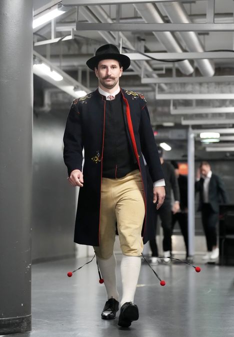 Filip Forsberg saapui Tukholman NHL-peliin Leksandin alueen kansallispuvussa.