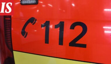 Auto kieri kattonsa kautta ympäri Kangasalla