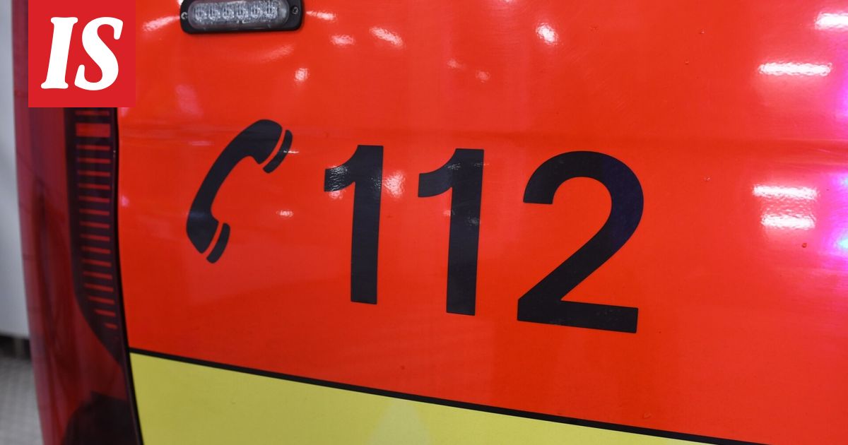 Auto kieri kattonsa kautta ympäri Kangasalla