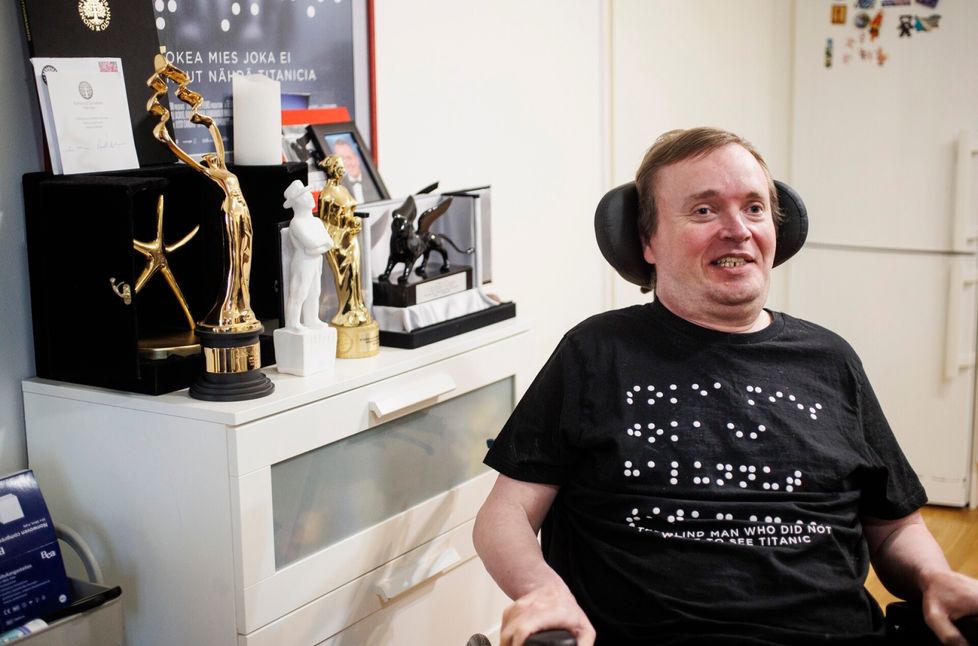 Palkintopöytä, jota kelpaa esitellä. Keskimmäisenä seisoo parhaan miespääosan Jussi vuodelta 2022.