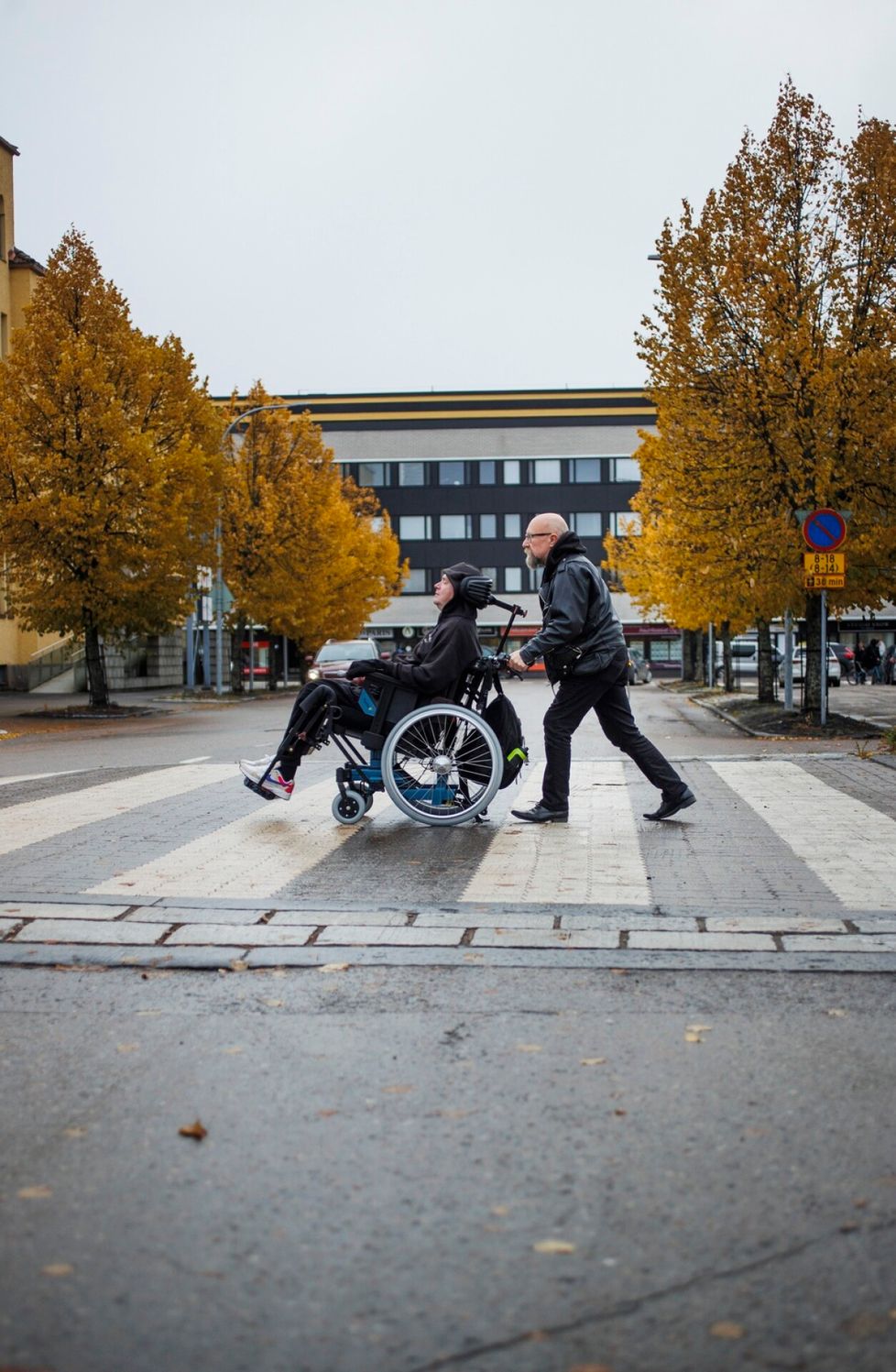 Poikolainen Pieksämäen keskustassa yhdessä avustajansa Petri Taipaleen kanssa.