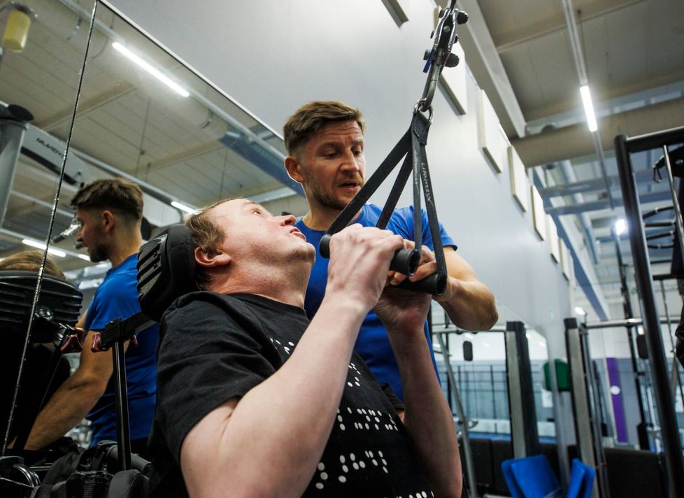 Poikolainen saa fysioterapiaa maanantaisin ja torstaisin. Puristusvoima ja tehot ovat yleensä torstaina paremmat. Koska alaraajat eivät toimi, harjoittelussa keskittytään käsivoimiin sekä selän ja niskan lihaksiin. – Tärkeää on, että Petri jaksaisi kannatella päätään, Teittinen lisää.