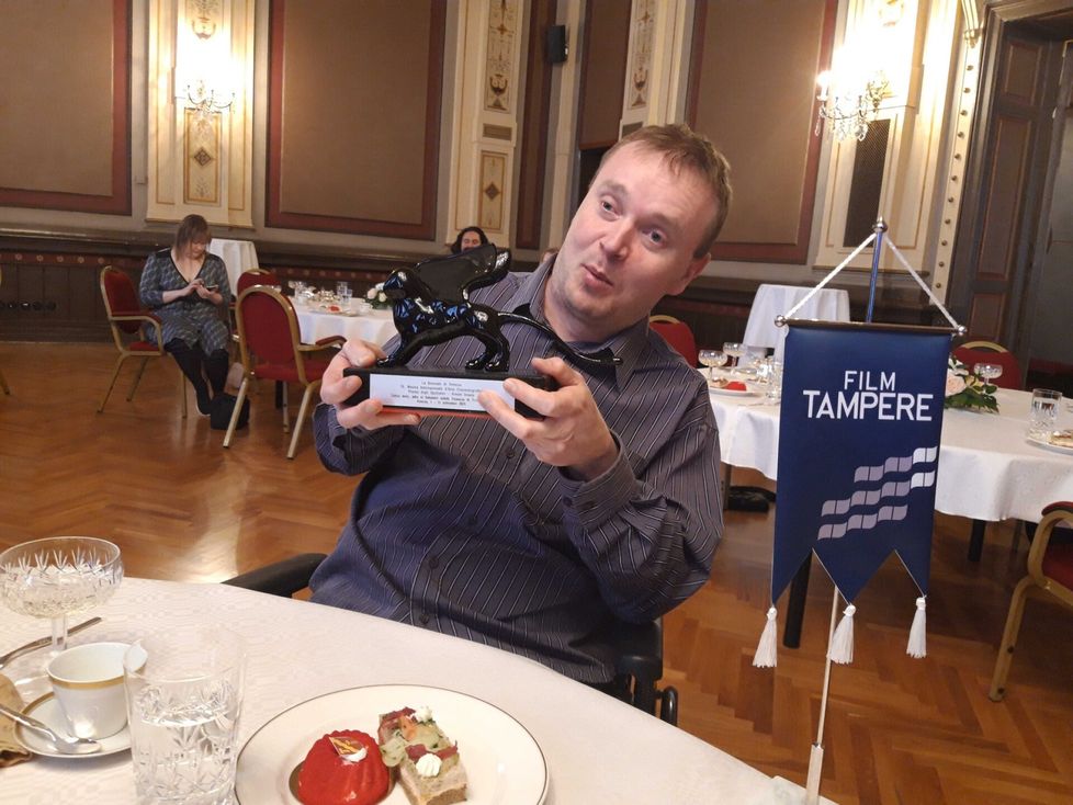 Poikolainen esitteli Venetsian elokuvajuhlien yleisöpalkintoa Tampereen Raatihuoneella marraskuussa 2021. Sokea mies, joka ei halunnut nähdä Titanicia -elokuva sai tukea Tampereen kaupungilta ja Film Tampereelta.