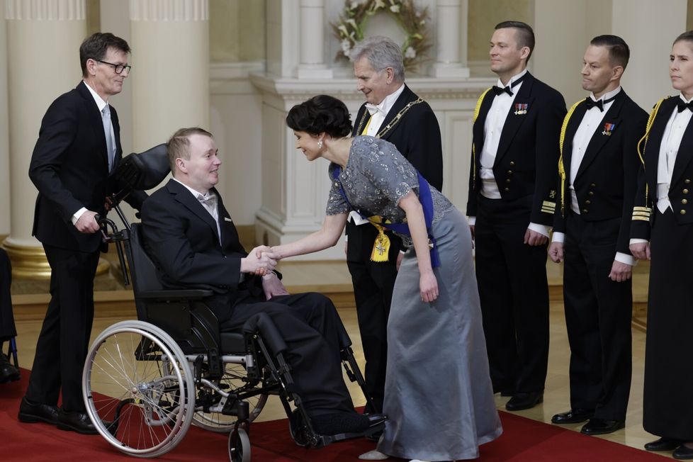 Itsenäisyyspäivän vastaanotolla Petri Poikolainen nähtiin joulukuussa 2022. Jalkansa hieman aiemmin murtaneen Poikolaisen jalka oli raudoitettu, ja rautojen päälle oli vedetty villasukat. – Sami Sykkö ei kommentoinut villasukkia ollenkaan, Poikolainen naurahtaa nyt.